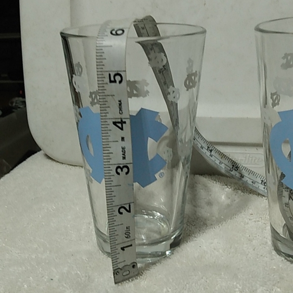 Great 🎁 University of North Carolina Tar Heels (2) Glasses - Picture 2 of 6